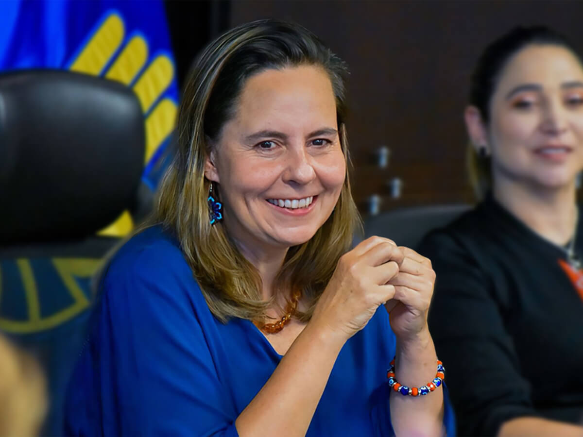 Helga Rivas, ministra de Vivienda, sentada.