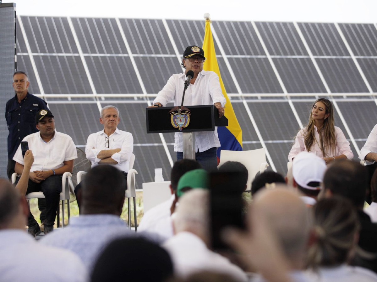 Mientras Petro los ataca, los alcaldes hacen fila por paneles solares