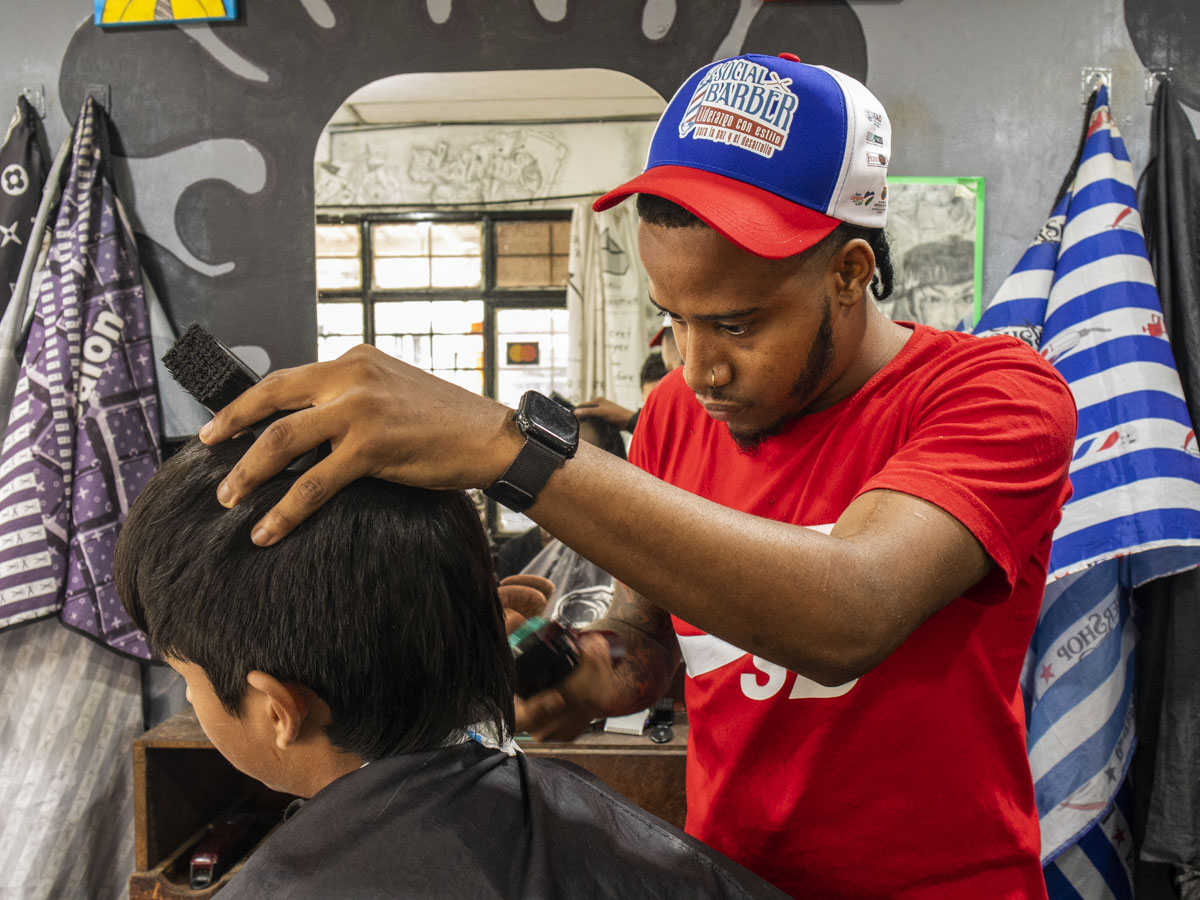 Cuchillas, consejos y afros: los barberos que cortan la violencia en Cali