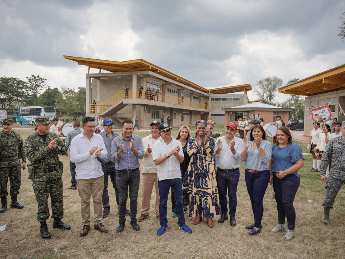 El presidente Gustavo Petro, la ministra de Educación, Aurora Vergara, y la gerente del FFIE, Adriana González, celebran la entrega del nuevo colegio Pedro Nel Jiménez.